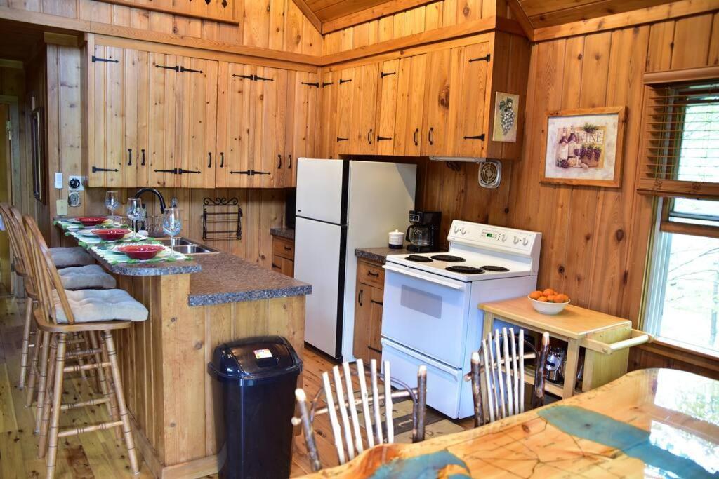 Quiet And Comfy 3Bed/2Bath - Chalet With Hot Tub. Cedar Bagian luar foto