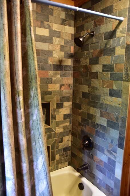 Quiet And Comfy 3Bed/2Bath - Chalet With Hot Tub. Cedar Bagian luar foto