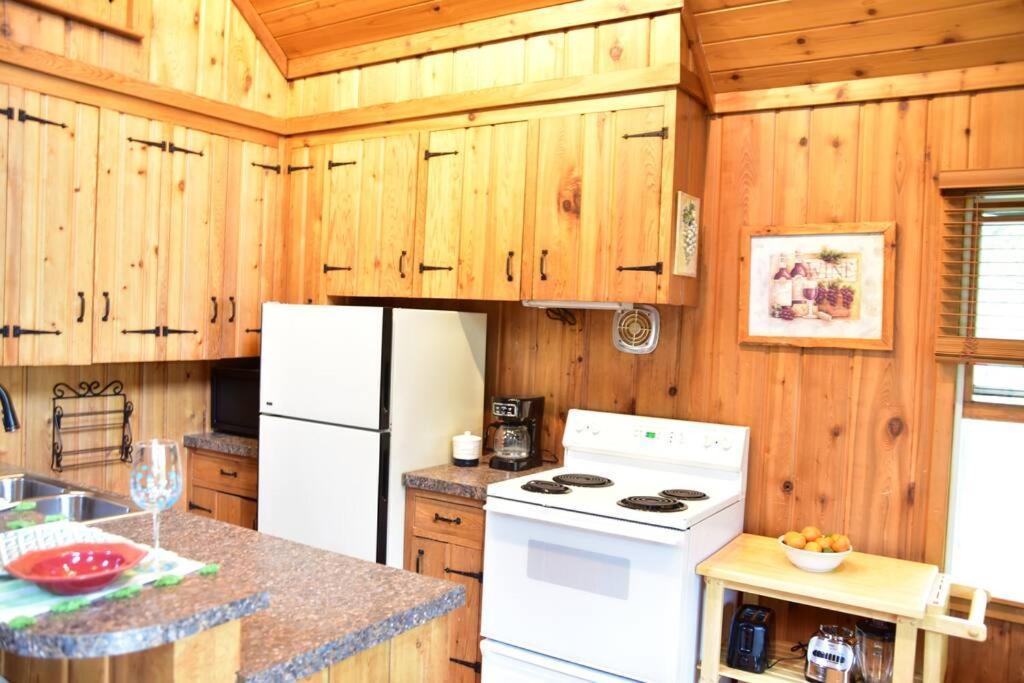Quiet And Comfy 3Bed/2Bath - Chalet With Hot Tub. Cedar Bagian luar foto