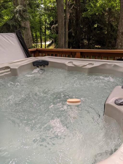 Quiet And Comfy 3Bed/2Bath - Chalet With Hot Tub. Cedar Bagian luar foto