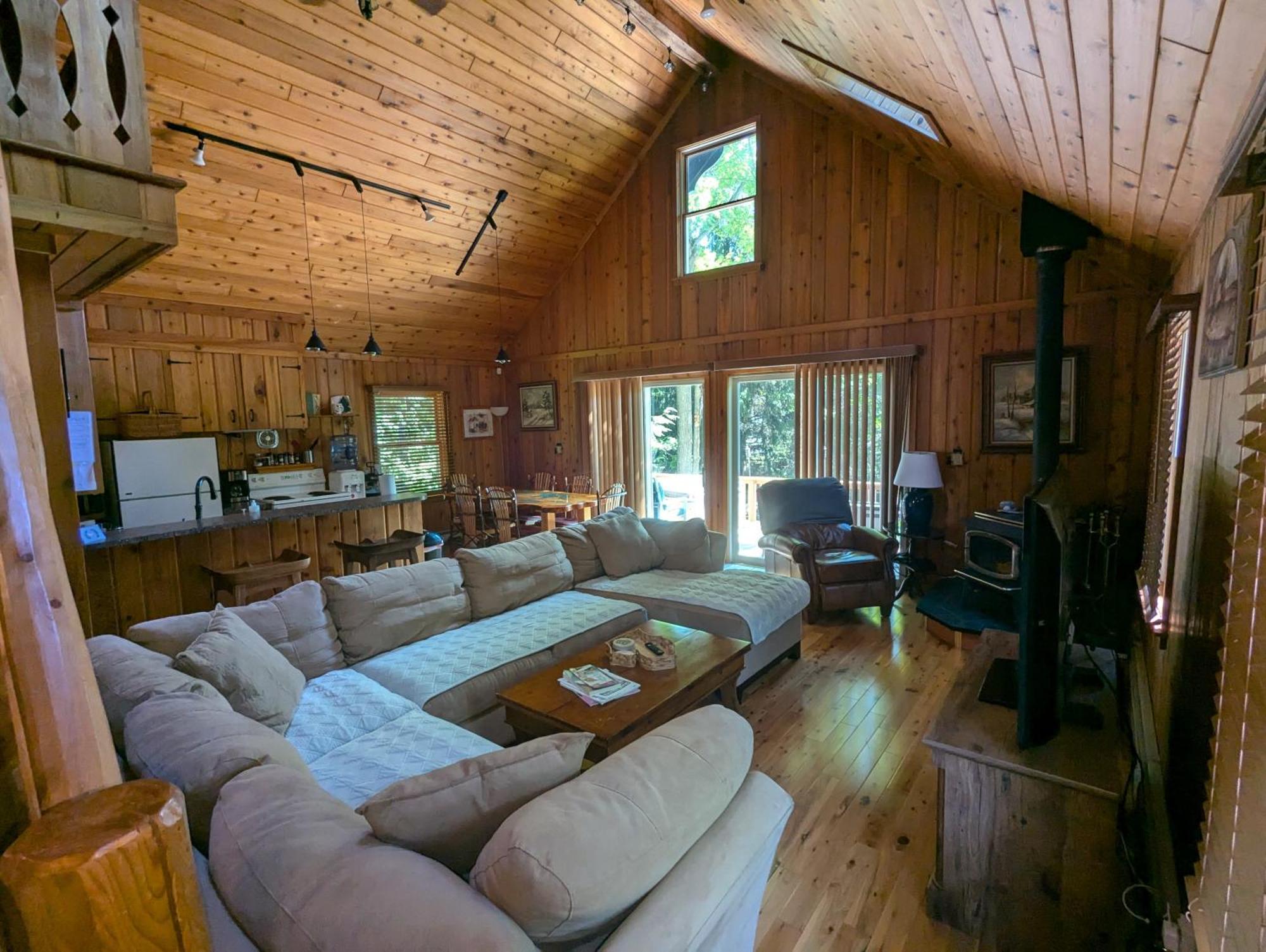 Quiet And Comfy 3Bed/2Bath - Chalet With Hot Tub. Cedar Bagian luar foto